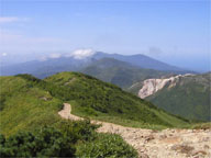 山頂より、登山道・イワオヌプリ・ニトヌプリ・チセヌプリ